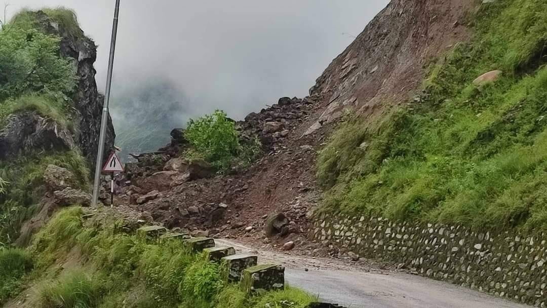 वर्षाका कारण देशभरका आठ राजमार्ग पूर्ण रूपमा अवरुद्ध